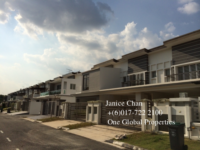 taman seri austin double storey house Photo 1